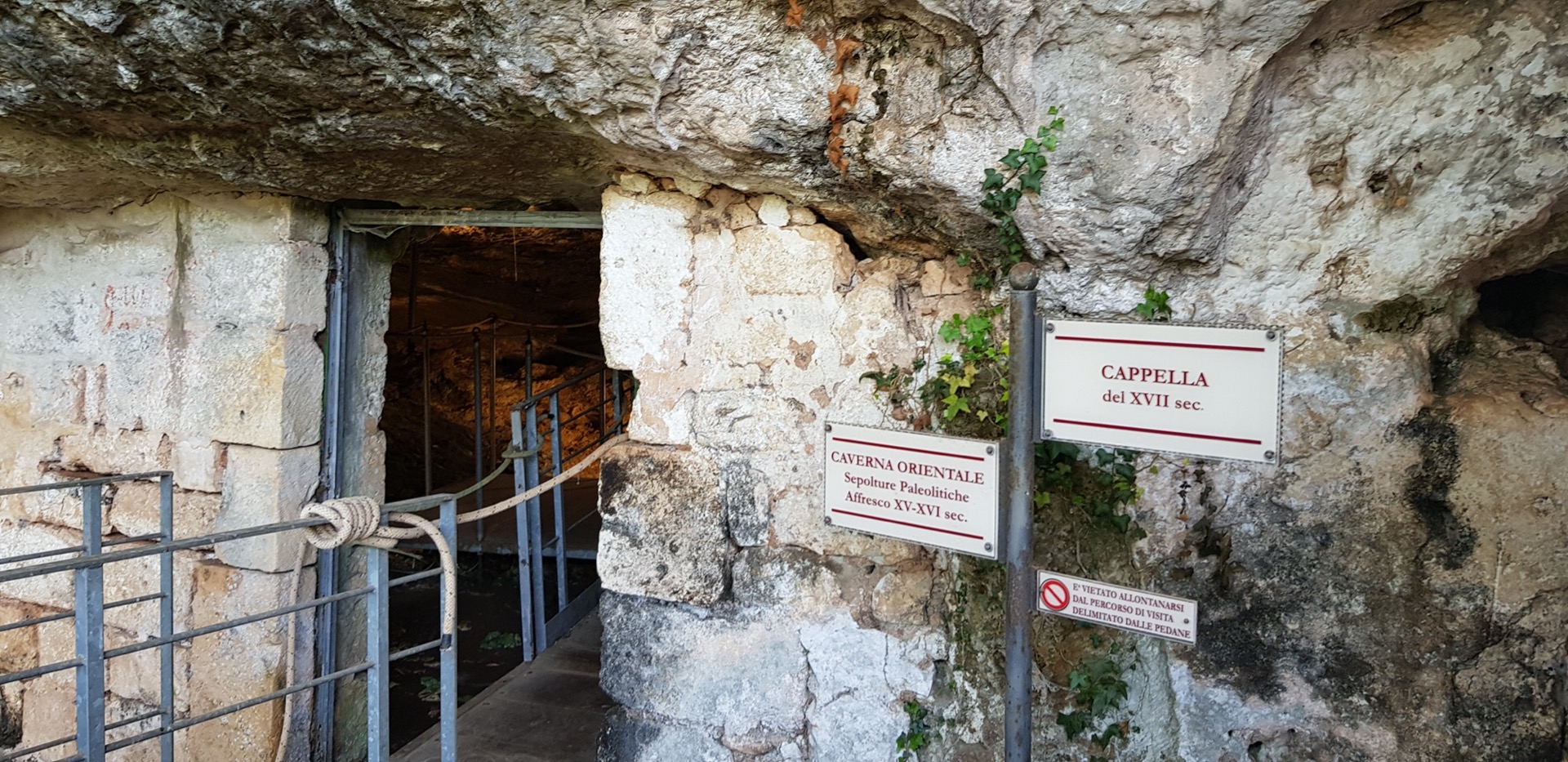 Foto 2 - Ingresso della Grotta